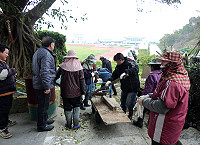 　清除社區髒亂點，福澳社區發展協會與南竿鄉公所聯手出擊，在社區人員及清潔隊員通力合作下，將村中九榕閣餐廳附近的髒亂點清除乾淨。（圖／文：曹重偉）