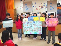 　東引國中小模範青年暨模範兒童選拔，助選團賣力在台上為候選人拉票。（圖：東引國中小提供）