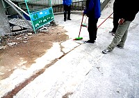 　近日常發生營建工程建材砂石污染道路，造成環境髒亂並危害行人安全，縣府環保局除加強稽查及開罰外，呼籲廠商勿貪圖方便而造成環境污染。（圖／文：曹重偉）