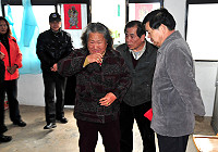 縣長楊綏生昨天下午特別前往珠螺村拜訪陳木香老太太,捎來他二兒子的問候之意,讓陳木香是老淚縱橫,久久不能自己。(圖/文:曹重偉)