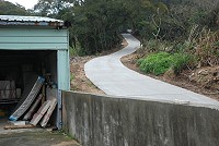 　縣府應四維村民需求，今年一月完成鋪設一條通往38號住宅的水泥道路，將原本的土路升級，居民通行更方便。（圖／文：邱竟瑋）