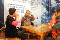 台南縣聾啞協會理事長蔡必聰與曾經幫助他的導覽員3度相見歡,無聲的對話卻充滿謝意。(圖/文:邱竟瑋)