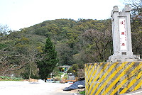 　縣府公告南竿鄉復國路道路封閉禁止通行，該路段違規堆放之物品及廢棄物，請於公告10日內清除，若逾期未逕行移置，縣府將會代為執行移置作業。（圖／文：劉秋月）