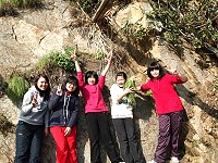 東莒國小六年級五個小女生在鄭惠琴老師的帶領下,獲得國立教育廣播電台舉辦「活力閱讀101」入選佳績。(圖:鄭惠琴提供)