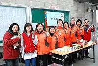 　馬祖旅遊解說協會揪感心！昨天在導遊、領隊考試會場設立服務台，為每位考生準備粽子，祝福金榜題名，更協助健忘考生回家拿證件，提供貼心的服務，讓大家都說讚。（圖／文：劉秋月）