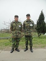 馬支部南竿乙型聯保廠島休弟兄下士王豪緯及二兵吳定嘉,於第一時間主動協助民眾滅火,掌握關鍵時刻。(圖/文:黃章強)