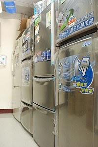 馬祖電器行所陳列的節能電冰箱。(圖/文:邱竟瑋)