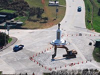 　東引精神堡壘圓環道路整建，分區封閉施作，車輛需小心行駛。（圖／文：陳其敏）