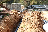 配合道路施作,連江縣自來水廠於梅石村進行管路更新工程,銜接當地蓄水井。(圖/文:邱竟瑋)