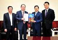 　福州市副市長黃忠勇一行昨天專程抵馬參訪，傍晚前往縣府拜會，受到縣長楊綏生的熱情歡迎，雙方交換紀念品，就合作發展觀光及推動黃岐航線等事務廣泛交換意見。（圖／文：曹重偉）