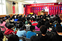 昨天的慶祝青年節表揚大會上,縣長楊綏生特別以「哈佛小子」林書豪為例,透過不斷的努力堅持,才有今天的「林來瘋」,勉勵馬祖青年們要學習他的精神。(圖/文:曹重偉)