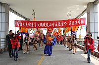 　大浦境白馬尊王廟龍山寺五位靈公謁祖之旅昨日啟程，400位鄉親參與出團陣容龐大。（圖／文：林冰芳）