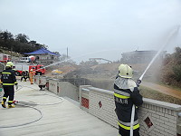 　連江縣消防局南竿分隊3月31日上午在民眾公墓辦理模擬火警搶救演練。（圖：連江縣消防局提供）