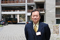 　曾經於59-60年在馬祖牛角澳擔任俗稱港口排的排長，現任考選部題庫管理處處長王靖華，再度擔任今年導遊、領隊考試馬祖考區主任，對於馬祖許多人事如數家珍，還在眾人起鬨下尋找當年心儀的牛角美女。（圖／文：劉秋月）