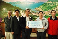 台電馬祖區營業處昨捐贈縣府100年度發電協助金100萬元,由縣長楊綏生代表接受,縣府將投入風光互輔LED路燈建設。(圖/文:邱竟瑋)