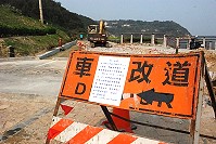 馬管處與聯保廠前方車轍道施工中,該處旅遊團通行量大,請遊客留意。(圖/文:邱竟瑋)