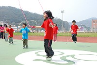 縣府教育局補助地區學校班服,日前在介壽國中小校運會亮相。(圖/文:邱竟瑋)