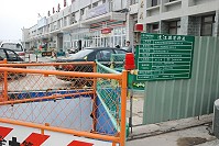 　福澳的7-Elevem前將設置行人徒步區，縣府已經在運動場周邊規劃停車區域，請駕駛人配合將車輛移動，以免影響旅客安全與動線。（圖／文：邱竟瑋）