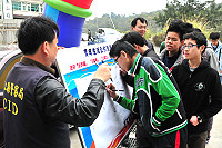 　因應青年節及兒童節相繼到來，連江縣警察局特於兩假日期間加強對青少年進行各類安全宣導，也請他們參與青年生活公約連署，支持「反詐騙」、「反吸毒」、「反霸凌」等觀念。（圖／文：曹重偉）
