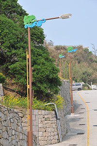 　芹壁村青蛙意象新路燈完成架設。（圖／文：陳鵬雄）
