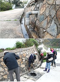 南竿三槍堡旁岸巡大隊營舍,不當排放生活污水阻塞雨水截流溝,昨天南竿鄉公所環保課接獲通報,清潔隊員煞費苦心進行清理;主管單位環保局表示,將於下週進行稽查,確認情節輕重以進行相關處置。(圖/文:劉秋月)