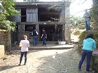 中原大學建築研究所文化資產保存組薛琴教授帶領一群研究生,上週分批在大浦聚落進行詳細的建築與空間調查測繪,並訪視當地居民,希望為大浦聚落保存與修復提供一些參考規範,以保護傳統聚落建築風貌。(圖:文化局提供)