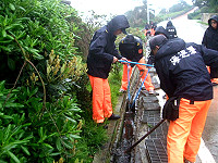 正視廳舍周邊污水處理問題,馬祖岸巡大隊動起來,積極爭取預算投入污水處理設施,並於昨天以人力完成清理。(圖:馬祖岸巡大隊提供)