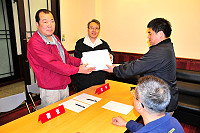 　「馬祖是否要設置觀光度假區附設觀光賭場」公民投票案完成連署，發起人商業會理事長林中超、陳瑄健昨天下午將連署書432份正式送達連江縣選舉委員會。（圖／文：曹重偉）