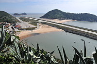 　塘岐澳口在跑道屏障後風浪較小，區漁會爭取設置小型浮動平台供小船靠泊，嘉惠漁民。（圖／文：陳鵬雄）