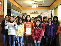 　東引國中師生繼續探訪「一家六口」，了解更多的不同行業。（圖：東引國中提供）