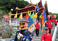 　馬祖境天后宮「323媽祖文化觀光節」昨以清道揭開序幕；下午吉時，打頭陣的保長公、清道旗、孩仔隊、鼓板隊整齊出發，相當熱鬧。（圖／文：曹重偉） 