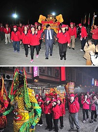 　「323媽祖文化觀光節」暖壽遶境活動盛大登場，縣長楊綏生特別擔任第一階段扛轎手的角色，也有不少觀光客是全程跟隨，相當虔誠。（圖／文：曹重偉）