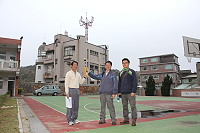 　NCC北處監理處科長王智遠攜帶專業儀器抵達東莒國小現場檢測電磁波，並提出安全數據。（圖／文：林冰芳）