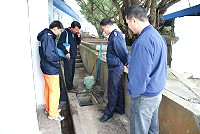 　縣鄉環保單位昨天前往三槍堡岸巡宿舍進行污水排放稽查，岸巡宿舍內確有油水分離槽，但規模不大，建議儘速安裝污水專管排向污水處理廠。（圖／文：劉秋月）