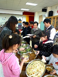 教育局長邱金寶訪視東引國中小,與師生共享Buffet快樂時光。(圖/文:陳其敏)