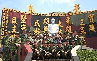 志工媽媽與亮島弟兄合照。(圖/文:傅仲賢)