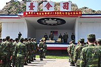 莒指部日前舉辦軍歌競賽,由指揮官黃將軍主持,指揮官黃將軍頒發獎品予優勝部隊。(圖/文:陳瑞誠)