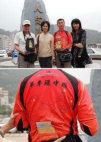 　蔡正勝與林賦茂兩位曾經在馬祖當兵的好友，昨天一起相約從兩馬小三通進入福州，展開為期五個月的環中國大陸單騎之旅；並贈送縣長一件印有他們此行路線的自行車服。（圖／文：劉秋月）