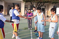 　敬恆國中小社區體育籃球競賽，球員先禮後兵，展開廝殺。（圖：敬恆國中小提供）