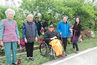 　賞花去！大同之家長者昨天在照護人員陪同下，欣賞南竿近來鳥語花香的景緻。（圖／文：邱竟瑋）