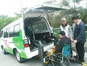 縣大同之家今年完成購置復康巴士1輛,並加裝輪椅升降機、電動階梯踏板等便於使用,車輛外觀彩繪清新圖案。(圖/文:邱竟瑋)