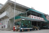 民國68年落成的介壽村獅子市場目前是南竿唯一的傳統市場,海砂屋結構安全有疑慮,改建工程遭逢諸多爭議,困難重重。(圖/文:邱竟瑋)