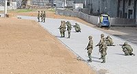 　演訓模擬重點在於若敵軍對港口發起搶灘登陸、搶奪港口作戰，守軍應有的反制作為，確保港口控制權，以利戰備物資之輸運。（圖：馬防部提供）
