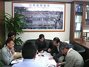 縣長楊綏生昨天下午專程赴台拜會交通部民航局副局長李萬里,雙方就南竿機場能否改善為非精確進場,廣泛交換意見。(圖:連江縣政府提供)