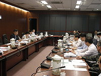 　行政院經建會於昨日上午舉行馬祖新島際交通船計畫審查會，會議由經建會副主委黃萬翔主持，縣長楊綏生、副縣長陳敬忠、交通局長劉潤南特別親自出席報告，代表鄉親表達馬祖新島際交通船的目前困境與未來需求。（圖：縣府交通局提供）