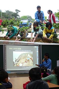 仁愛國小校長王建華週五為孩子一連上了兩堂課,認識世界地球日響應綠行動,認識馬祖新歷史,目的為讓孩子跟社會脈動同步。(圖/文:劉秋月)