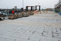 　南竿福澳港區離島交通船碼頭因地磚工程，暫時不開放車輛進出，請搭船的旅客將車輛在運動場周圍停車區停妥後，步行前往候船大樓，行經工區請留意安全。（圖／文：邱竟瑋）