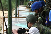 　擔任助教的靶場幹部仔細教導學生實彈射擊要領。（圖／文：曾俊諺）