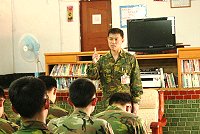 章指揮官於步二連實施親考親教。(圖/文:傅仲賢)