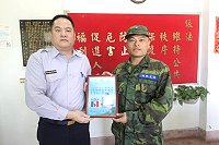 政戰主任何上校親自前往警分所,代表指揮官賀將軍致贈感謝狀。(圖/文:王敏旭)